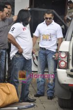 Salman Khan leaves for CCL opening ceremony in Airport, Mumbai on 3rd June 2011 (9).JPG
